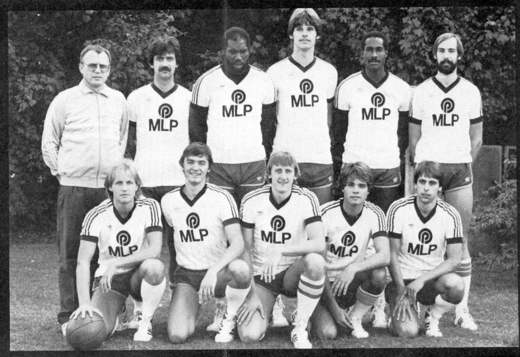 Aufgebot der Saison 83/84: Stehend von links: Trainer „Lambi“ Leciejewski, Kapitän „Lukas“ Kaltschmitt, Vernon Freeman, Horst Wolf, Tom Norwood, Christoph Kruschewski; kniend von links: Uwe Sauer, Marcus Egin, Peter Reissaus, Moritz Rossner, Andreas Dahn