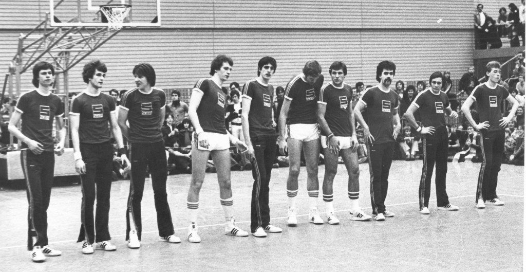 Das Team der Post-Champion-Saison 1977/1978. Von links: Achim Strüven, Rainer Frontzek, Michael Vogel, Wolfgang Fengler, Bernd Kimpel, Mark Veenstra, Hans Niklas, „Lukas“ Kaltschmitt, Harry Rupp, Jochen Schmitt; auf dem Bild fehlt Neuzugang Bernd Lipfert (Slg. Peter Wittig)