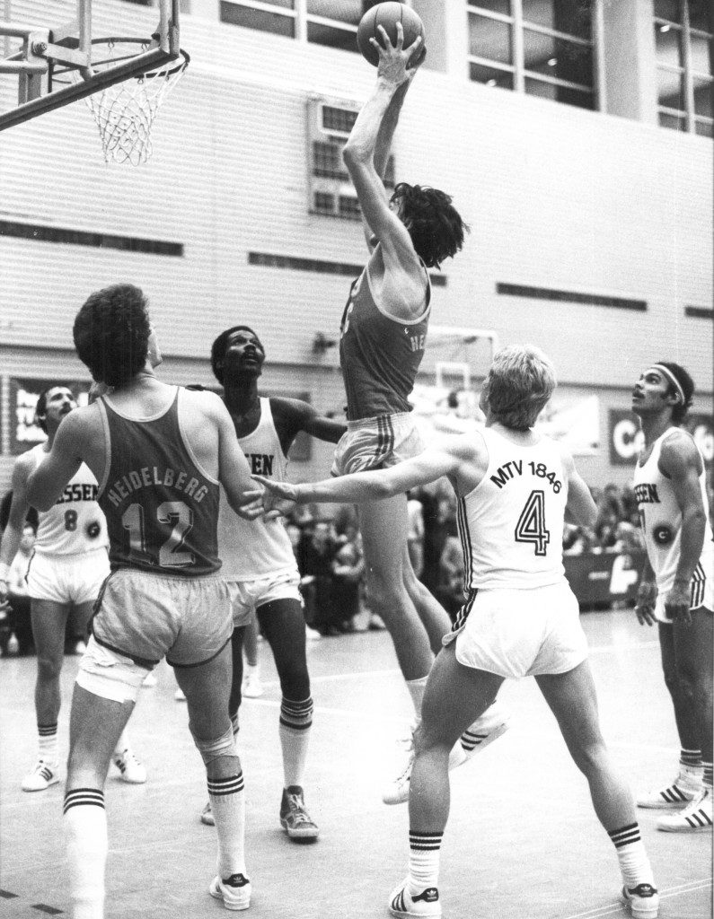 Bernd Kimpel überspringt bei diesem Dunkingversuch „Freund und Feind“ (Foto: Stefan Kresin, Slg. Peter Wittig)