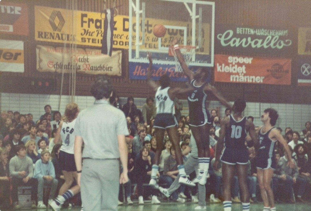 Vernon Freeman blockt spektakulär den Wurf des Bamberger Centers Kennith Sweet. Im Pokalspiel besiegte jedoch der ungeschlagene Tabellenführer der 2. BL Süd den USC mit 88:82 (Slg. Peter Wittig)