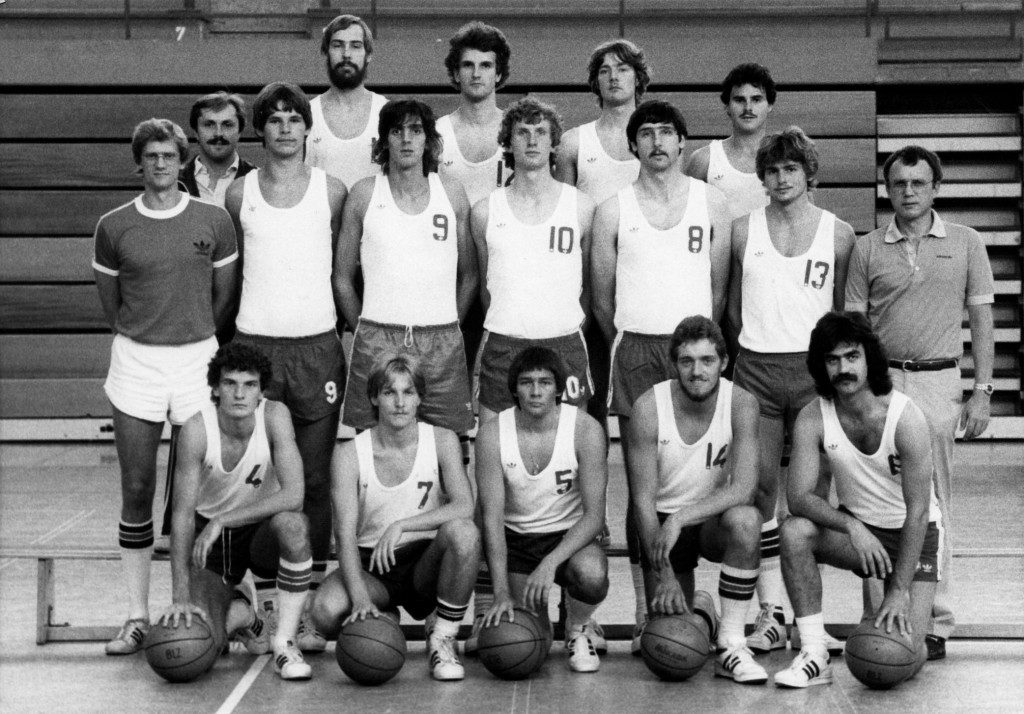 Der Erstligakader der Saison 1981/1982. Obere Reihe, von links: Kruschewski, Frontzek, Lipfert, Bartmann; mittlere Reihe v. l.: Co-Trainer Glasauer, Physiotherapeut Bauer, Wolf, Kimpel, Weiß, Hundley, Arnold, Trainer Leciejewski; kniend v. l.: Henzler, Sauer, Rupp, Jung, Kaltschmitt. Es fehlt der verletzte Wolf Armbruster (Slg. Peter Wittig).