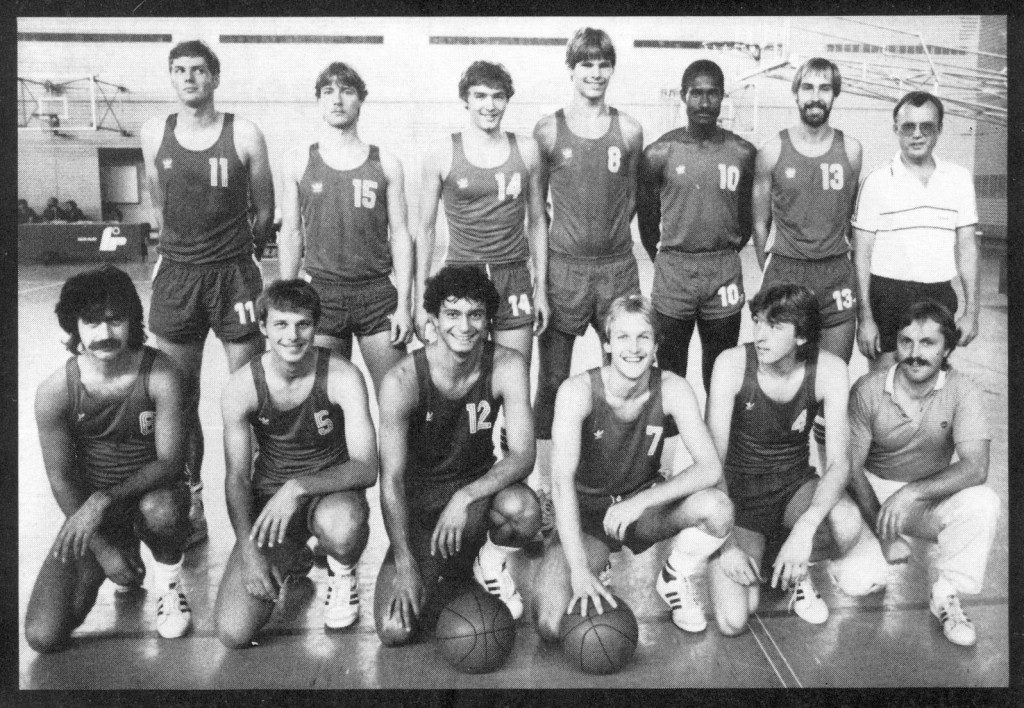 Der Zweitliga-Kader 82/83: Stehend von links: Andreas Strubel, Bernd Lipfert, Marcus Egin, Horst Wolf, Tom Norwood, Christoph Kruschewski, Trainer „Lambi“ Leciejewski; kniend von links: Kapitän „Lukas“ Kaltschmitt, Herwig Picht, Wolfgang Armbruster, Uwe Sauer, Jochen Schmitt, Masseur Elmar Bauer