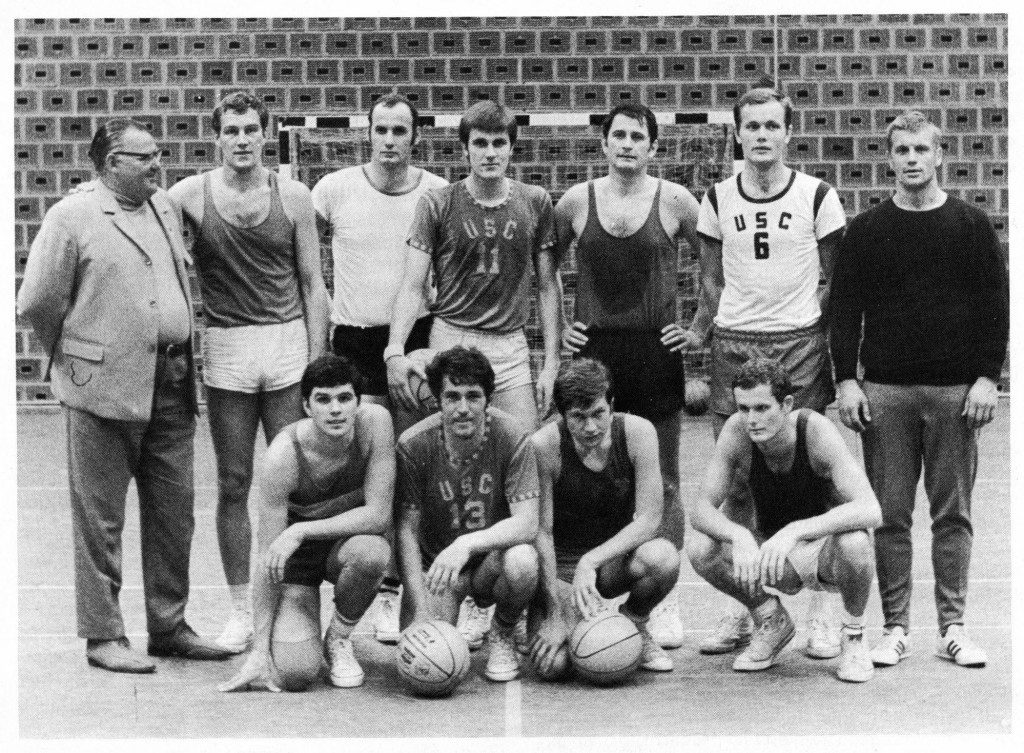 Die USC-Mannschaft der Saison 1970/1971 Stehend von links: Betreuer Walter „Pulver“ Kaiser, Dr. Jürgen Langhoff, Karl Schröder, Dieter Pfeiffer, Dr. Dan Puscasiu, Hilar Geze, Trainer Dr. Hannes Neumann Kniend von links: Wolfgang Lachenauer, Gernot Dick, Hans Riefling, Jürgen Loibl; auf dem Bild fehlen Hans Leciejewski, Dr. Walter Fuchs, Walter Wiegand und Mike Paulle (Slg. Gerhard Treutlein)