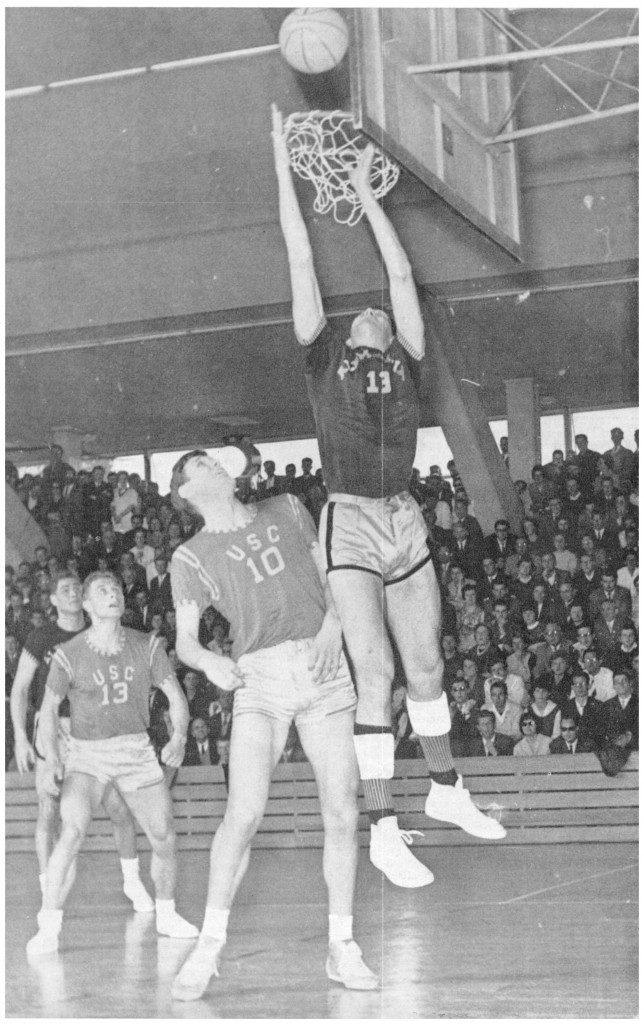 Die Endspielszene zeigt vor stattlicher Kulisse in der Wiesbadener Sporthalle den Aachener John Loridon am Brett, dahinter die Heidelberger Klaus Weinand (10) und Volker Heindel (13) (Foto: Oertel, Quelle: „Basketball“, Ausgabe v. 24. Mai 1962).