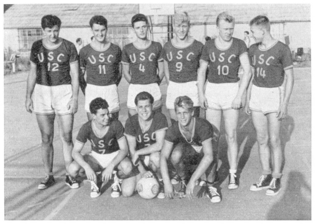 Die USC-Herren in ihrer ersten Spielzeit in der badischen Landesliga (Quelle: Club-Nachrichten USC Heidelberg, Winter-Semester 1955/56, Slg. Wolfgang Luckenbach). Stehend von links: Anton Kartak, Oskar Roth, Werner Lamade, Fritz Neumann, Theodor Schober*, Volker Heindel; kniend v. l.: Manfred Ziegler, Kurt Siebenhaar, Hannes Neumann (* Das Foto entstand anlässlich eines Freundschaftsspiels, bei dem Theodor Schober, TBH, das USC-Team verstärkte).