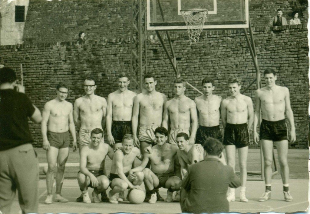 Ähnlich wie 10 Jahre zuvor dominierten Heidelberger Spieler auch die Nationalmannschaft. Die Aufnahme zeigt das deutsche Aufgebot im April/Mai 1961 beim Freiplatztraining in Belgrad. Stehend v. l.: Heindel (USC), H. Brydniak (HTV => Aachen), Langhoff (Hagen), Schulz (Aachen), H. Neumann (USC), Puell (München), Biller (HTV), Weinand (USC) Kniend v. l.: Stolz (Neukölln), Erüffner (Aachen), Roth und Stein (beide USC) (Slg. Klaus Weinand)