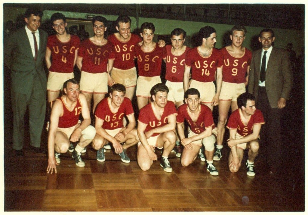 Die USC-Mannschaft in ihrer 1. Meisterschaftssaison. Stehend v. l.: Coach Anton Kartak, Werner Lamade, Oskar Roth, Ulrich Ottmar, Hannes Neumann, Dieter Überle, Joe Beinert, Fritz Neumann, „Pulver“ Kaiser Kniend v. l.: Mike Gailius, Volker Heindel, Kurt Siebenhaar, Horst Stein, Manfred Ziegler (Slg. Oskar Roth)