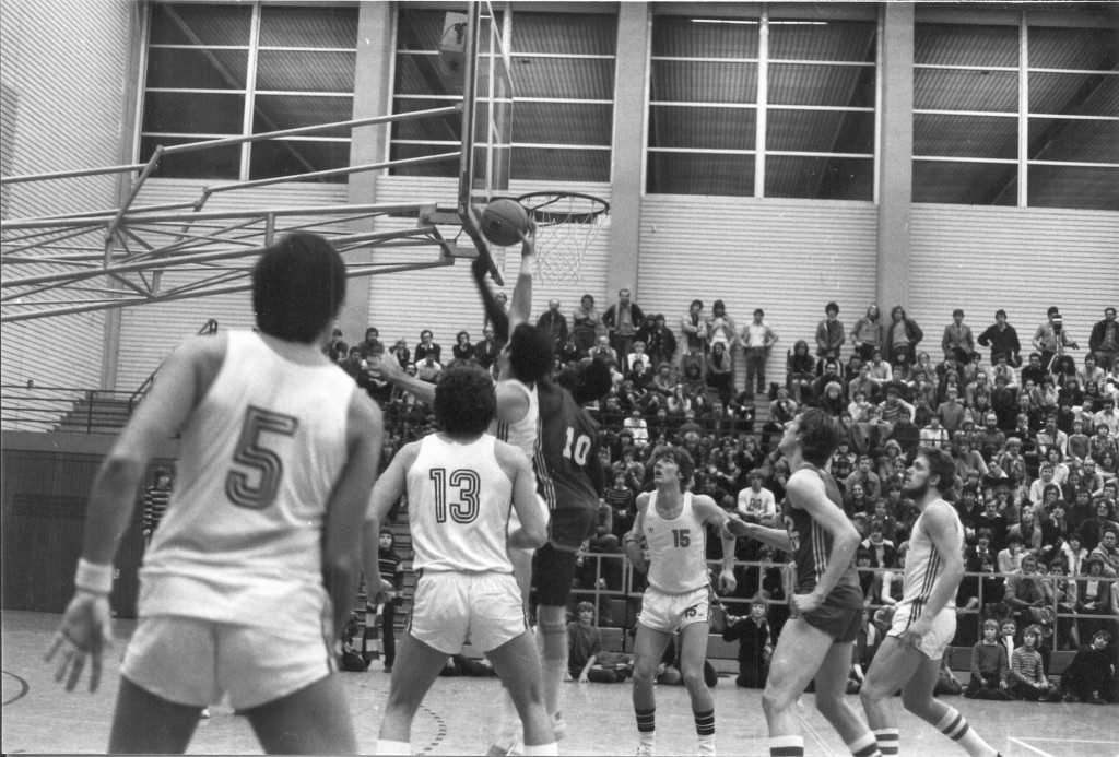 USC-Center Ted Hundley gegen Langens Amerikaner Glenn. Zu sehen sind vom USC auch Harald Rupp (5), Jordan Arnold (13), Bernd Lipfert (15) und Thomas Jung (rechts) (Slg. Peter Wittig).