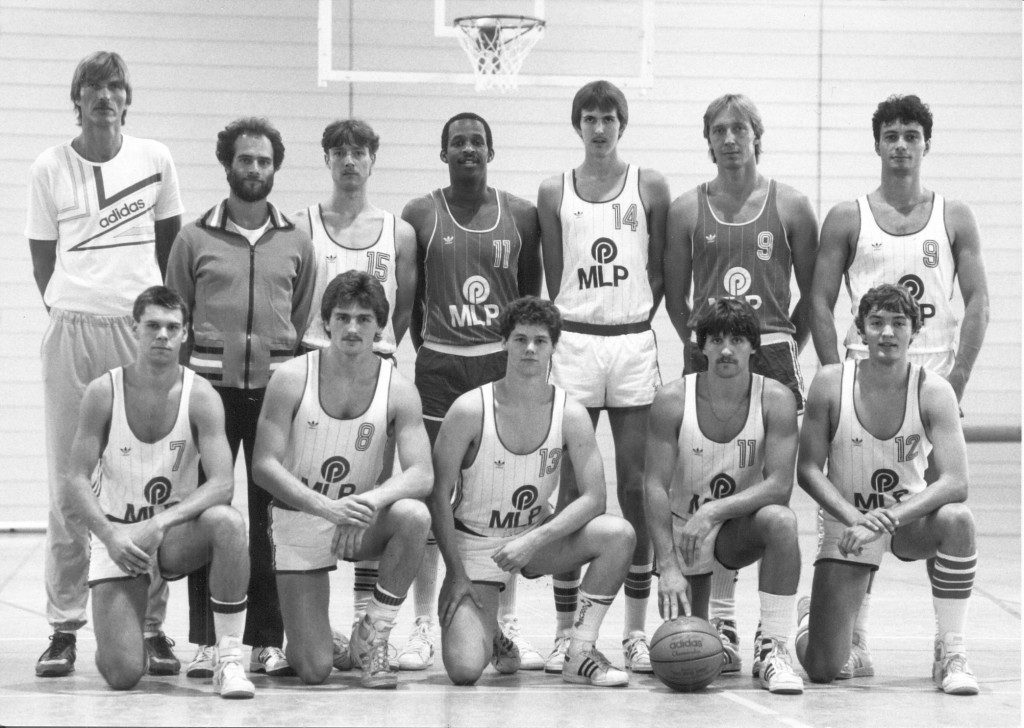 Das USC-Aufgebot 85/86: Obere Reihe von links: Trainer Dietrich Keller, Teammanager Christian Dick, Bernd Lipfert, Victor Jordan, Dietmar Ihle, Andreas Schreiner, Wolf Armbruster; untere Reihe v. l.: Markus Jochum, Jordan Arnold, Raoul Arnold, Harald Nicklas, Marcus Egin (Slg. Peter Wittig)