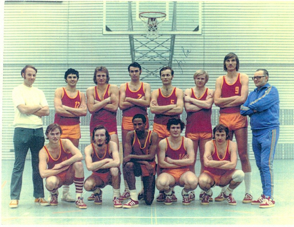 Die Meistermannschaft von 1973. Stehend von links: Trainer Dick Stewart, Wolfgang Lachenauer (Capt.), Walter Wieland, Christoph Staiger, Hilar Geze, Detlef Schöpf, Didi Keller, Betreuer „Pulver“ Kaiser Kniend von links: Friedhelm Berres, Horst Herrmann, George Weston, Armin Zimmermann, Hans Riefling; auf dem Foto fehlt Dr. Walter Fuchs (Slg. Dietrich Keller).