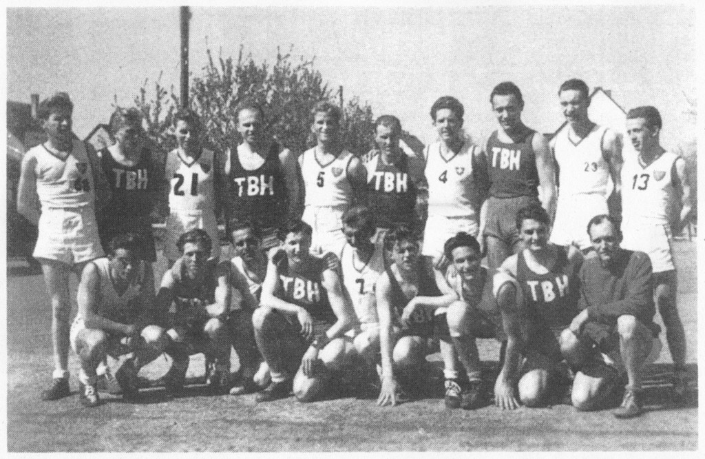 Keimzelle des Heidelberger Herren-Basketballs: Der Turnerbund Die Aufnahme zeigt den Deutschen Meister 1949 bei einem Auswärtsspiel in Stuttgart, friedlich vereint mit dem Gastgeber. Obere Reihe von links: 2. Schober, 4. Heinker, 6. Kulikowski, 8. Neustrupa Untere Reihe von links: 2. Siebenhaar, 4. Kartak, 6. Piontek, 8. Roth (Quelle: „50 Jahre Basketball in Baden- Württemberg“)