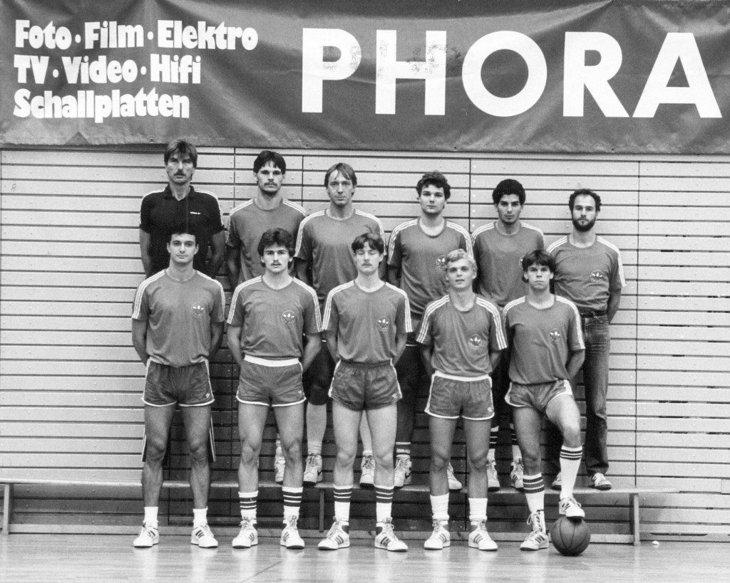 Das USC-Team der Saison 86/87: Obere Reihe von links: Trainer Dietrich Keller, Horst Wolf, Andreas Schreiner, Sven Schröder, Mario Stigler, Christian Dick; untere Reihe v. l.: Wolf Armbruster, Jordan Arnold, Bernd Lipfert, Ulf Zimmer, Markus Jochum (H&B-Presse-Bild, Slg. Peter Wittig)