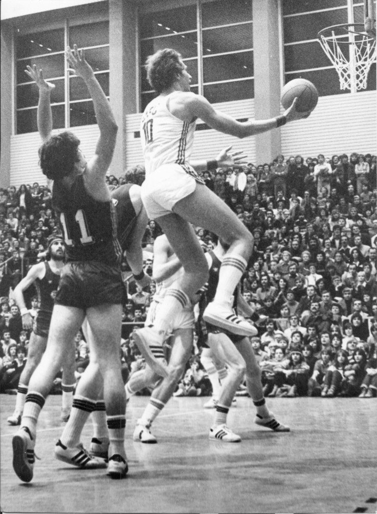 Wolfgang Fengler auf Korbhöhe – Rudi Kleen (11/TuS 04 Leverkusen) ist ausgespielt (Foto: Alfred Gerold, Slg. Peter Wittig)