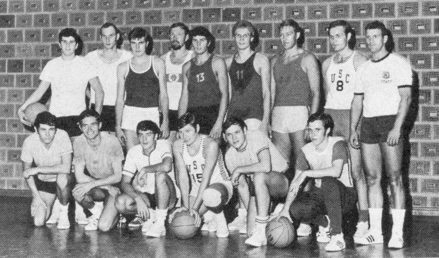 Der USC-Kader in der Saison 1969/1970. Stehend: E. Lachenauer, Schröder, Pfeiffer, Dr. Fuchs, W. Lachenauer, Wieland, Dr. Langhoff, Geze, Trainer Dr. H. Neumann; kniend: Dick, Pingel, Wittmann, Riefling, Himmelsbach, Gramlich. Es fehlt der verletzte Kapitän Loibl (Slg. Gerhard Treutlein).