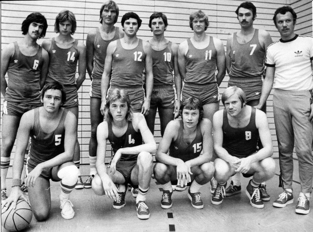 Das Aufgebot der Saison 1975/1976. Stehend von links: Hans-Peter Kaltschmitt, Hans-Joachim Strüven, Didi Keller, Wolfgang Lachenauer, James Romeo, Günter Glasauer, Christoph Staiger, Coach „Lambi“ Leciejewski Kniend v. l.: Harry Rupp, Jochen Schmitt, Hans Riefling, Detlef Schöpf (Slg. Peter Wittig)