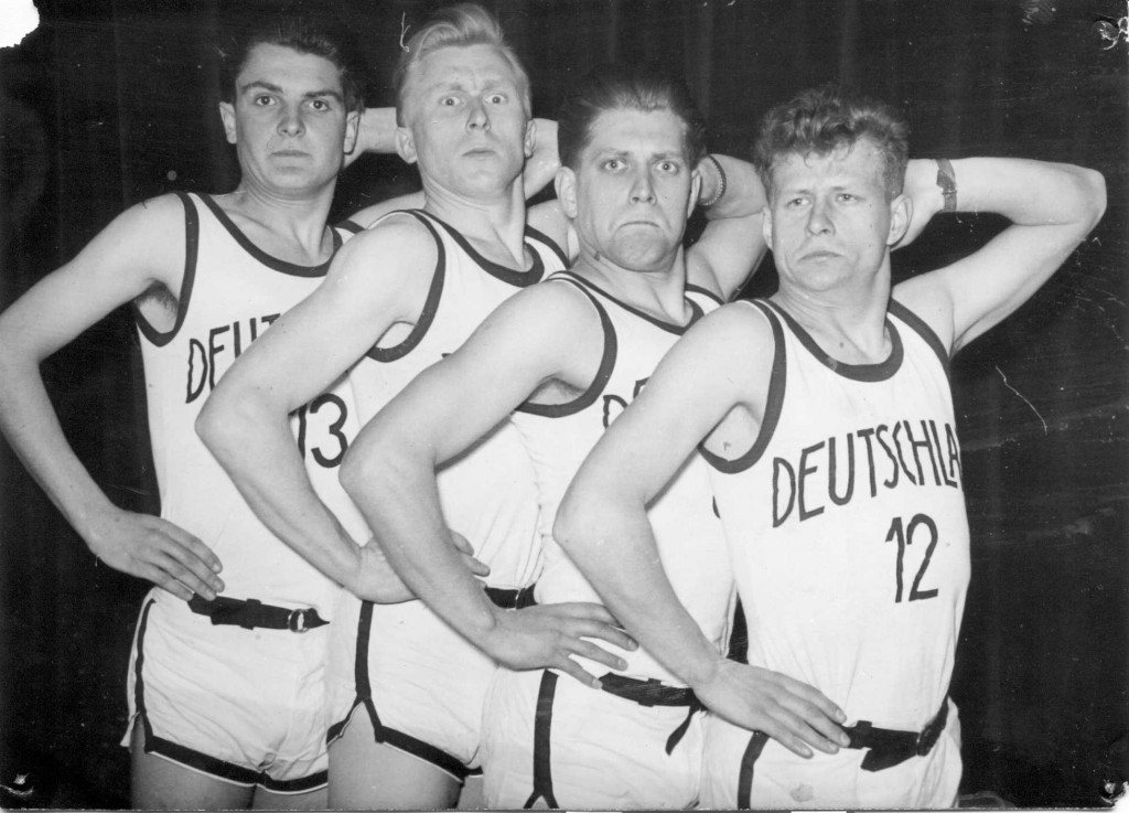 In gekonnt martialischer Pose zeigten sich die Nationalspieler des Turnerbundes am 7.5.1951 in Paris. Von links: Oskar Roth, Theodor Schober, Kurt Siebenhaar, Günter Piontek (Slg. Oskar Roth).