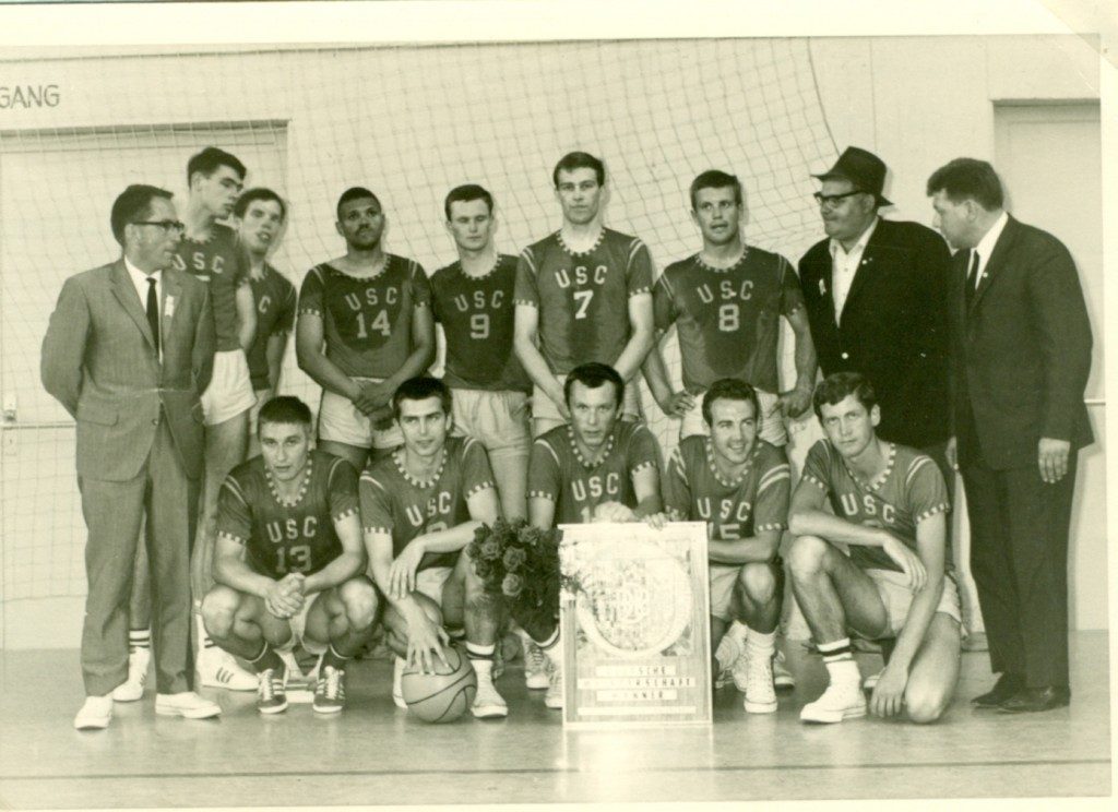 Die Meistermannschaft von 1966. Stehend von links: Abt.-Ltr. Dr. Bauer, Staiger, Urmitzer, Johnson, Loibl, Dr. Langhoff, Neumann, „Pulver“ Kaiser, Trainer Siebenhaar; kniend v. l.: Heindel, Hülsmann, Leciejewski, Arnold, Schmücker; auf dem Foto fehlen Dieter Burrer und Karl Körner (Slg. Christoph Staiger).