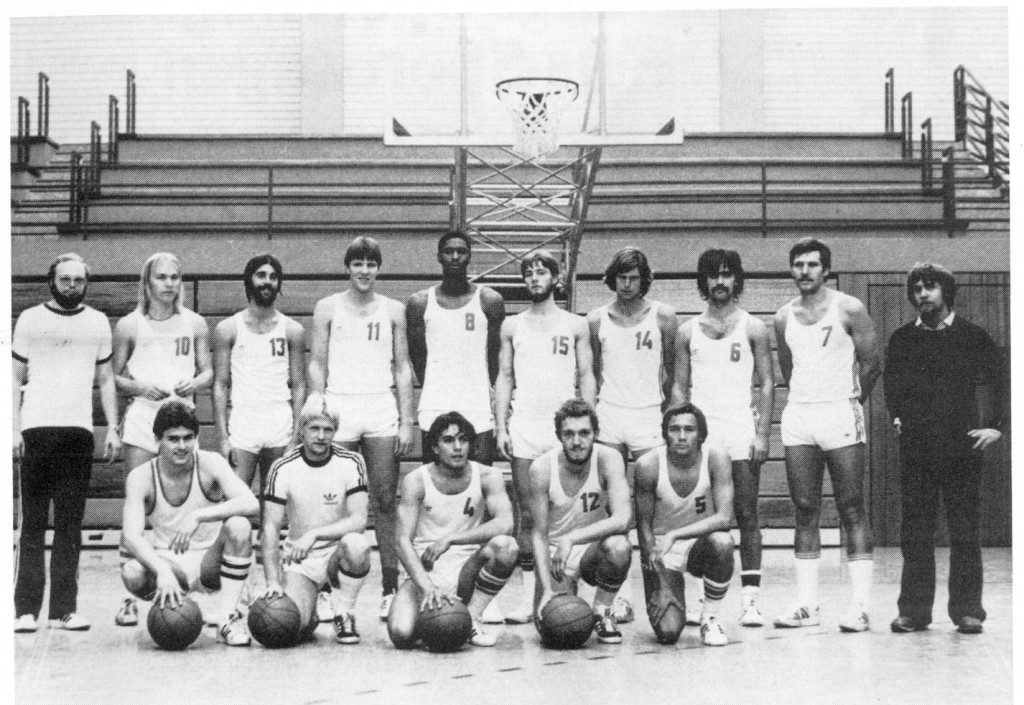 Das USC-Team der Saison 1979/1980 Hintere Reihe von links: Trainerassistent Wolfgang Dopp, Anti Kukker, Richard Sattel, Michael Vogel, André Means, Bernhard Lipfert, Achim Strüven, Hans-Peter Kaltschmitt, Hans Niklas, Trainer Roland Geggus Vordere Reihe v. l.: Jordan Arnold, Wilfried Sambel, Max Utech, Thomas Jung, Harald Rupp (Slg. Peter Wittig)