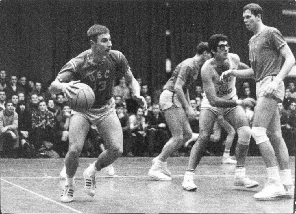 Volker Heindel führt gegen Real Madrid den Ball. Rechts blockt Klaus Urmitzer (Slg. Volker Heindel).