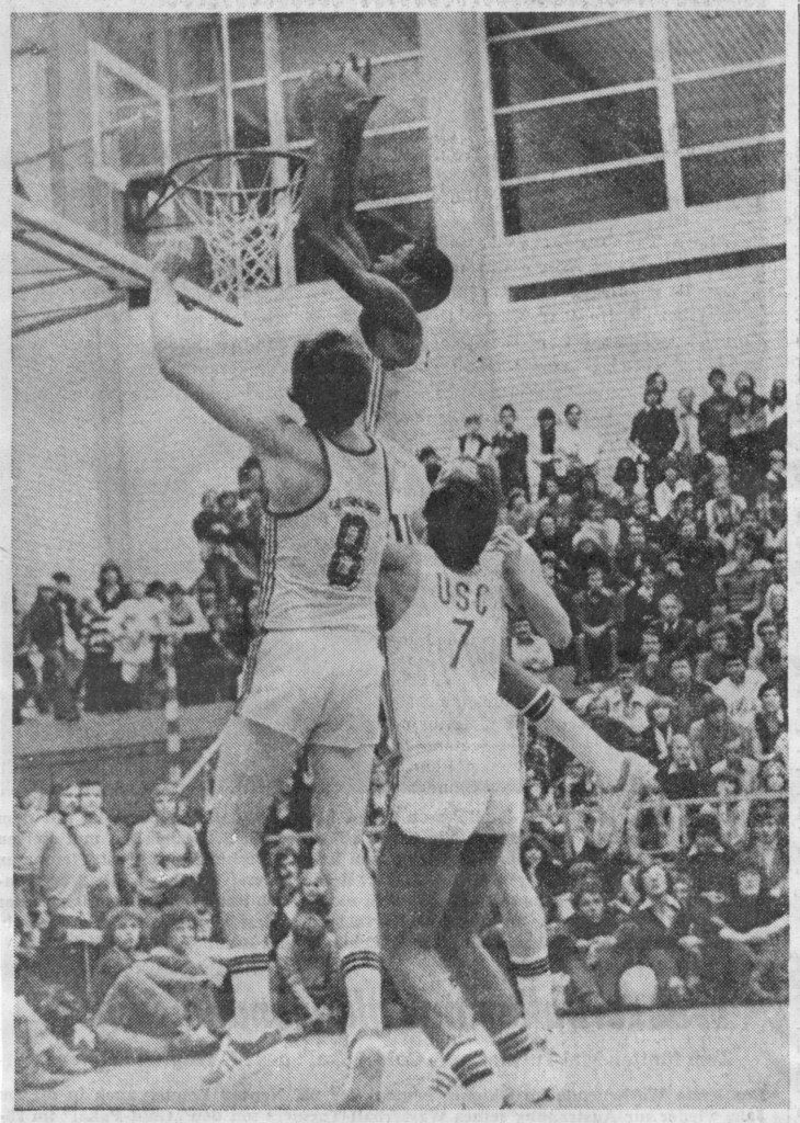 SC-Center Andre Means bei einem Dunking gegen TuS 04 Leverkusen. Mit der Nr. 7 sein Kollege Hans Niklas, mit der 8 John Ecker, TuS 04 (Foto: Ikarus)