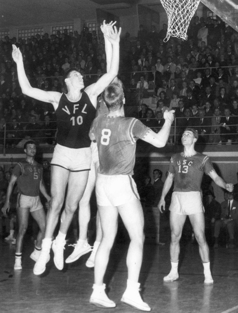 USCler und Ex-USCler unter sich! Klaus Weinand (10/VfL Osnabrück) gegen Hannes Neumann (8) und Jürgen Langhoff (verdeckt); es lauern Rassem Yahya (links) und Volker Heindel (rechts) (Slg. Klaus Weinand).