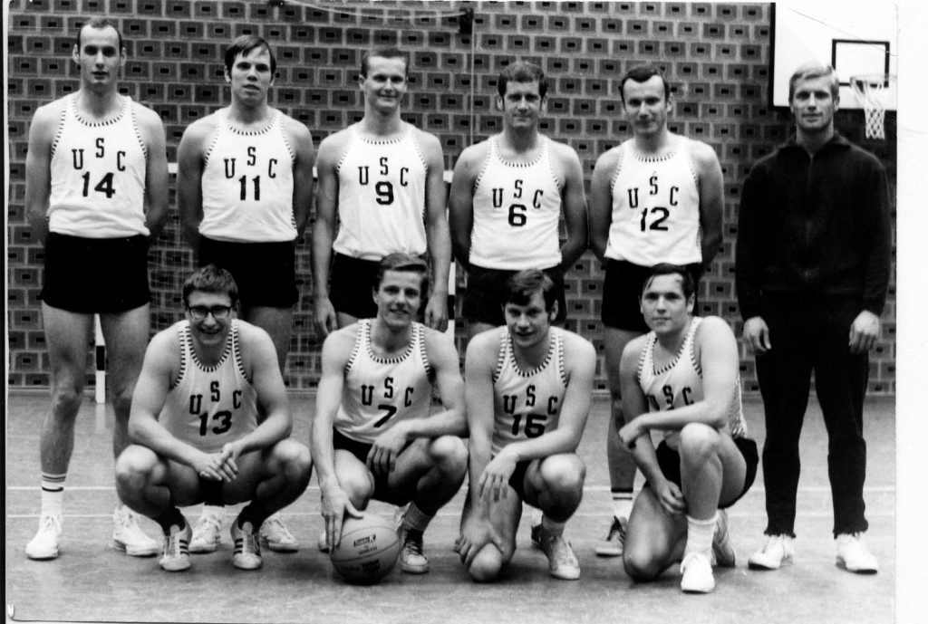 Mannschaftsaufstellung des USC in der Spielzeit 1968/1969. Stehend von links: Schröder, Urmitzer, Loibl, Schmücker, Leciejewski, Trainer Dr. Neumann Kniend v. l.: Heindel, Fila, Riefling, Himmelsbach; es fehlen Dr. Langhoff, Williams, Pingel, Helmken, E. und W. Lachenauer (Slg. Volker Heindel)