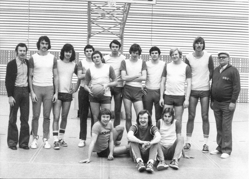 Der Vizemeister von 1974. Stehend von links: Trainer Leciejewski, Wells, Kaltschmitt, E. Lachenauer, Rupp, Staiger, Strüven, W. Lachenauer, Schöpf, Keller, Betreuer „Pulver“ Kaiser Sitzend von links: Riefling, Herrmann, Schmitt; es fehlt Walter Wieland (Slg. Wolfgang Lachenauer).