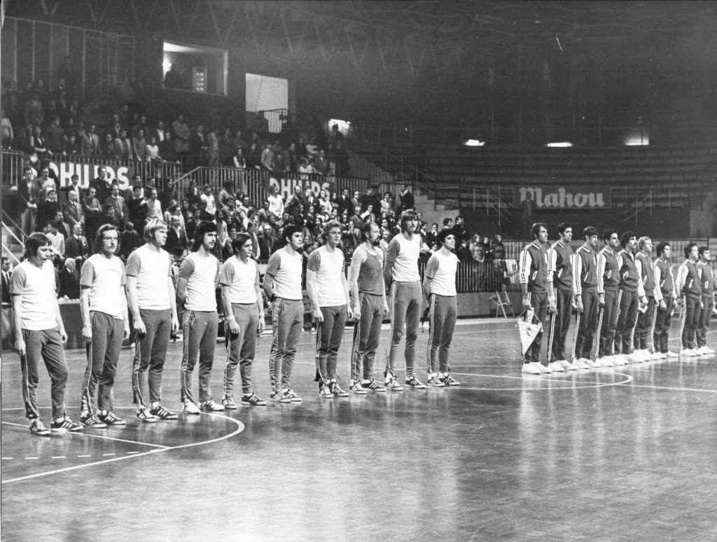 Der ersatzgeschwächte Deutsche Meister beim Europapokalspiel in Madrid. Von links: Hans Riefling, Horst Herrmann, Detlef Schöpf, Hans-Peter Kaltschmitt, Harald Rupp, Eckhard Lachenauer, Walter Wieland, Walter Fuchs, Dietrich Keller, Kapitän Wolfgang Lachenauer (Slg. Wolfgang Lachenauer)