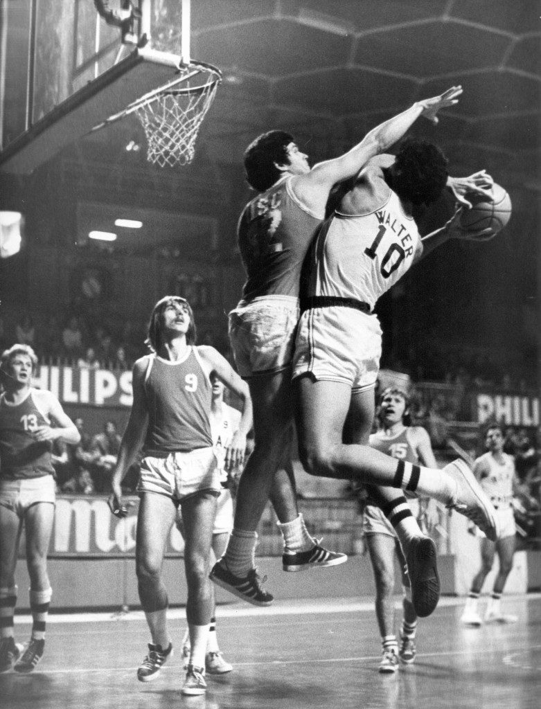 Mannschaftskapitän Wolfgang Lachenauer (Bildmitte) kümmerte sich in beiden Spielen um Walter Szczerbiak (10). Auf dem Foto sind auch die USC-Spieler Walter Wieland (13), Didi Keller (9) und Hans Riefling (15) gut zu erkennen (Slg. Wolfgang Lachenauer).