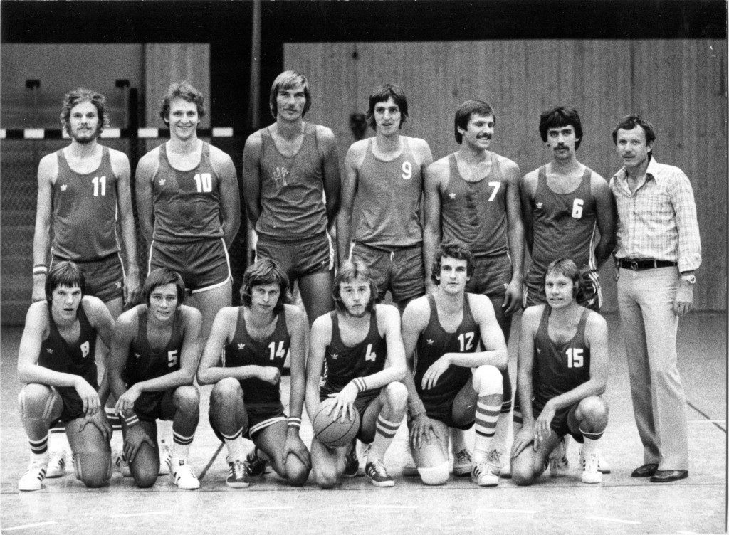 Der Doppelmeister von 1977. Stehend von links: Achim Heine, Wolfgang Fengler, Didi Keller, Bernd Kimpel, Hans Niklas, „Lukas“ Kaltschmitt, Trainer Hans Leciejewski Kniend von links: Michael Vogel, Harry Rupp, Achim Strüven, Jochen Schmitt, Rainer Frontzek, Kapitän Hans Riefling; es fehlt Hershel Lewis (Slg. Hans Leciejewski).