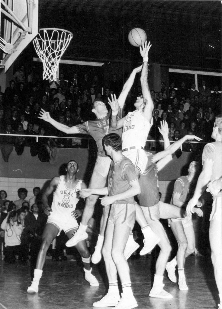 Der USC spielte in der heimischen ISSW-Halle gegen Real Madrid. Jürgen Langhoff im Luftkampf gegen einen „Königlichen“; im Vordergrund Jürgen Loibl (Slg. Hans Leciejewski).