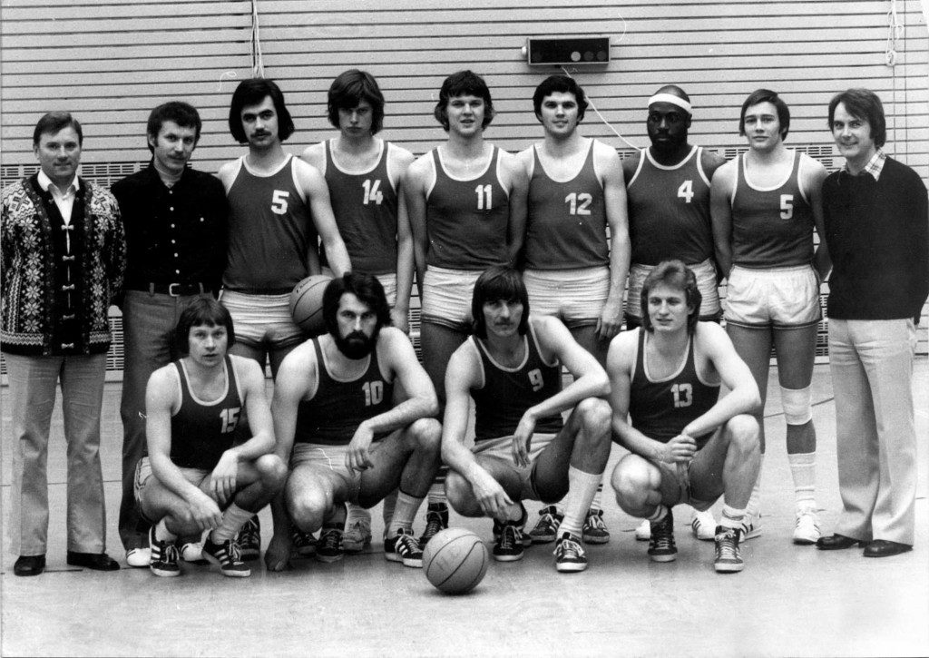 Auch in der Saison 1974/1975 errangen die USC-Recken die Vizemeisterschaft. Stehend von links: Masseur Walter Ginelewicz, Trainer Hans Leciejewski, „Lukas“ Kaltschmitt, Hans-Joachim Strüven, Rainer Masgai, Wolfgang Lachenauer, Malek Abdul Mansour, Harald Rupp, Abteilungsleiter Dieter „Heisel“ Joseph Kniend von links: Hans Riefling, Rolf Bläsius, Dietrich Keller, Walter Wieland. Auf dem Bild fehlt Jochen Schmitt (Slg. Hans Riefling).