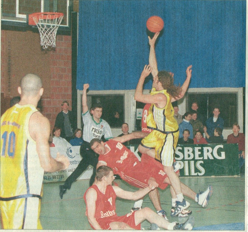 Rustikal zieht USC-Center Olaf Schindler zum Korb. Die Freiburger Stefanovic und Johnson landen unsanft auf dem Boden.