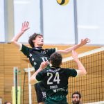 SG-Heidelberg Spieler springt hoch und ist kurz davor mit dem Ball anzugreifen.